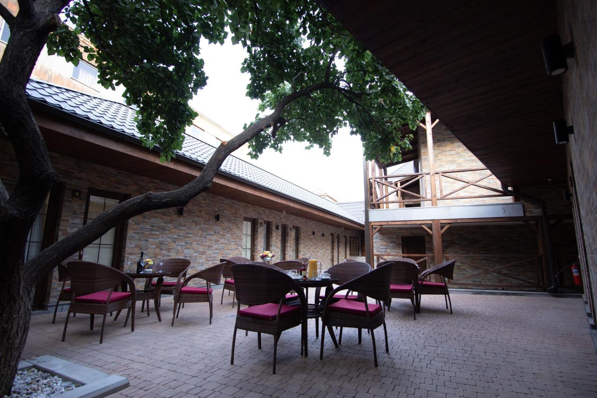 Boutique Living Hotel เยเรวาน ภายนอก รูปภาพ