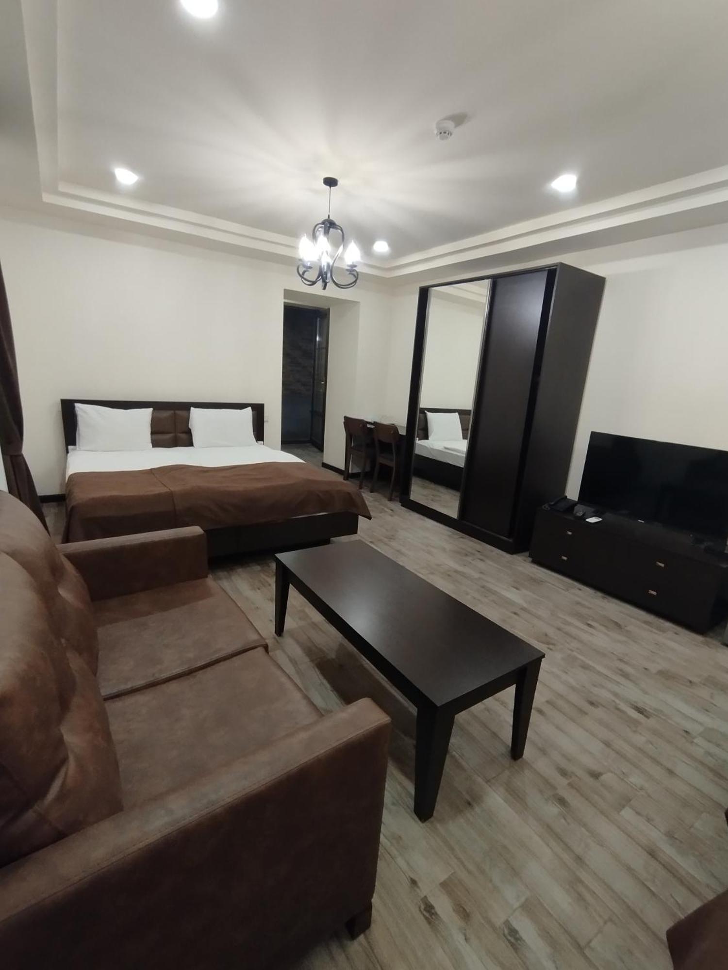 Boutique Living Hotel เยเรวาน ภายนอก รูปภาพ