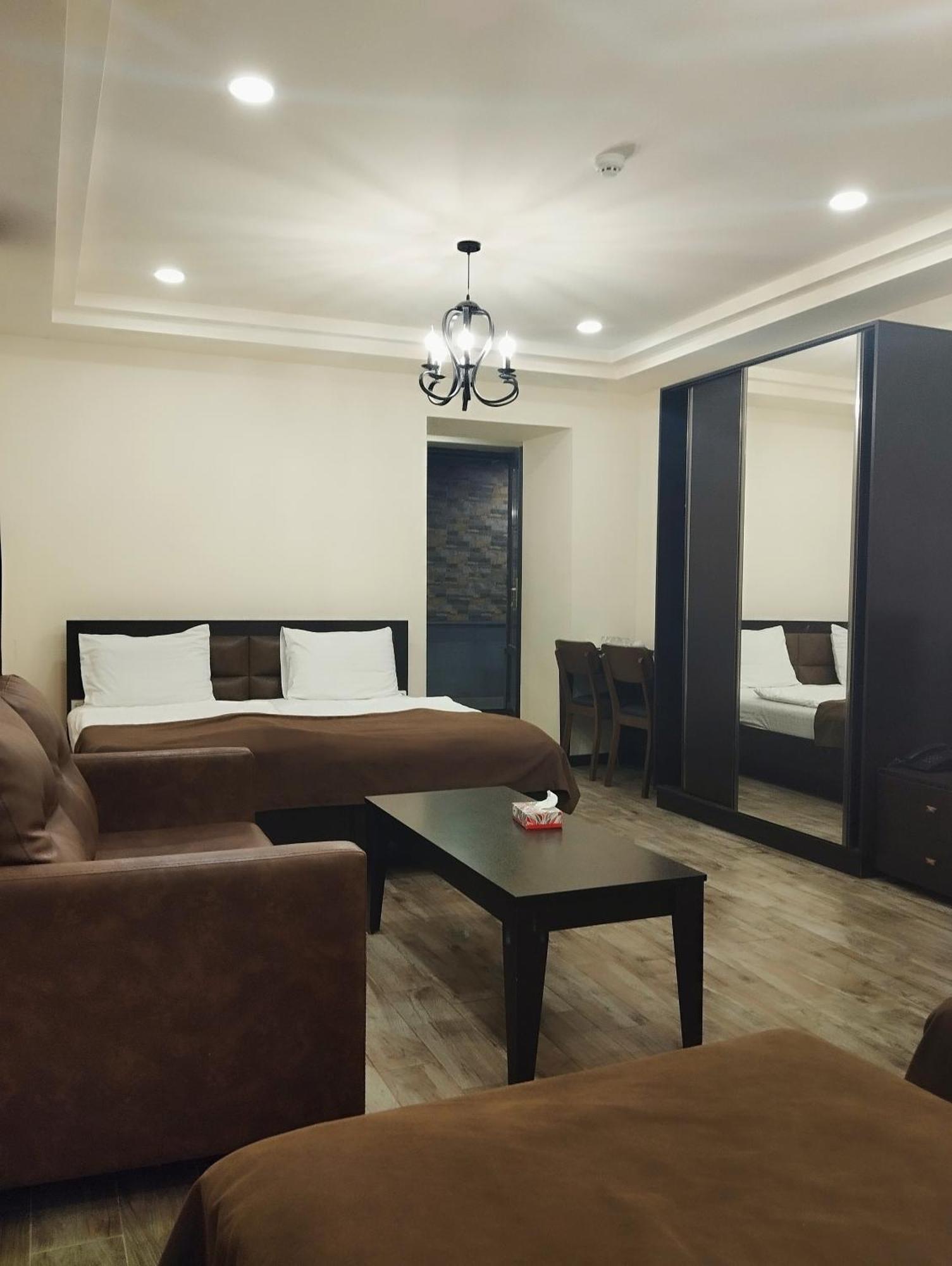 Boutique Living Hotel เยเรวาน ภายนอก รูปภาพ